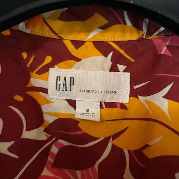 GAP Casual Button Down Shirt Red Orange Tropical Print- standard fit stretch - Picture 2 of 2